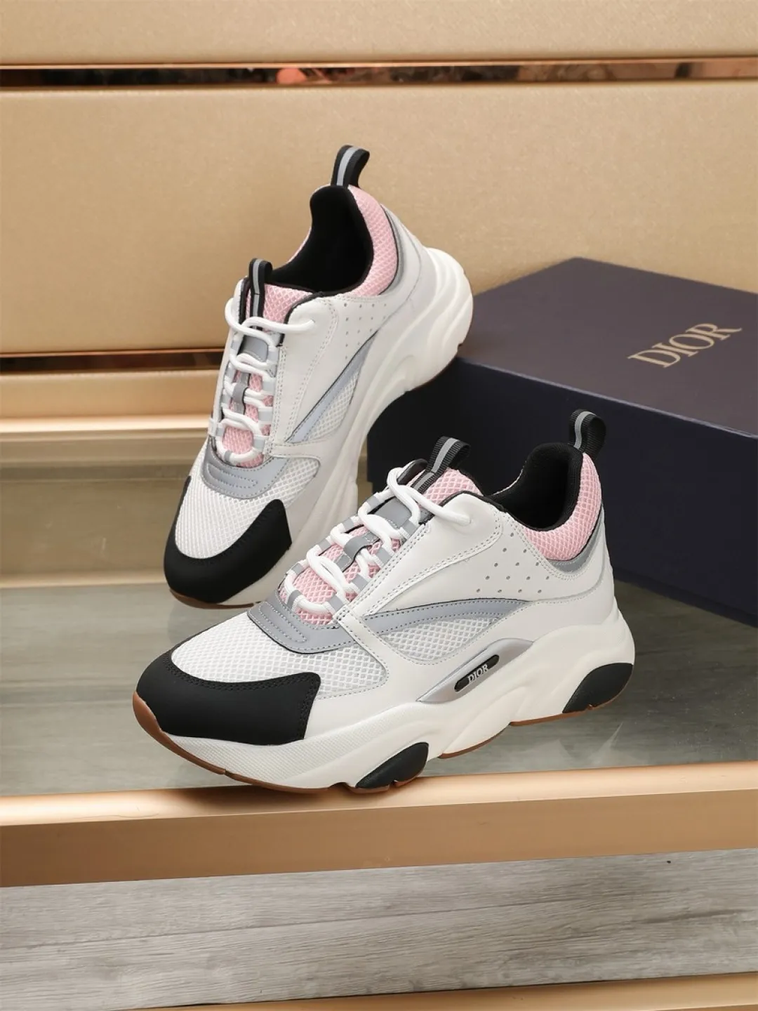 Men's shoes 💰P460💰【Dior】Dior✨ is online at the same time👏 This casual sneaker is a new product in the series and continues Di*r's classic style. The upper is made of original mesh and cow leather, with a two-color textured outsole, and the brand's iconic details on the rear collar and heel to enhance the style. Fashionable and versatile. Wear it with jeans or slacks for a casual look. Size: 38-44 (45 customized)